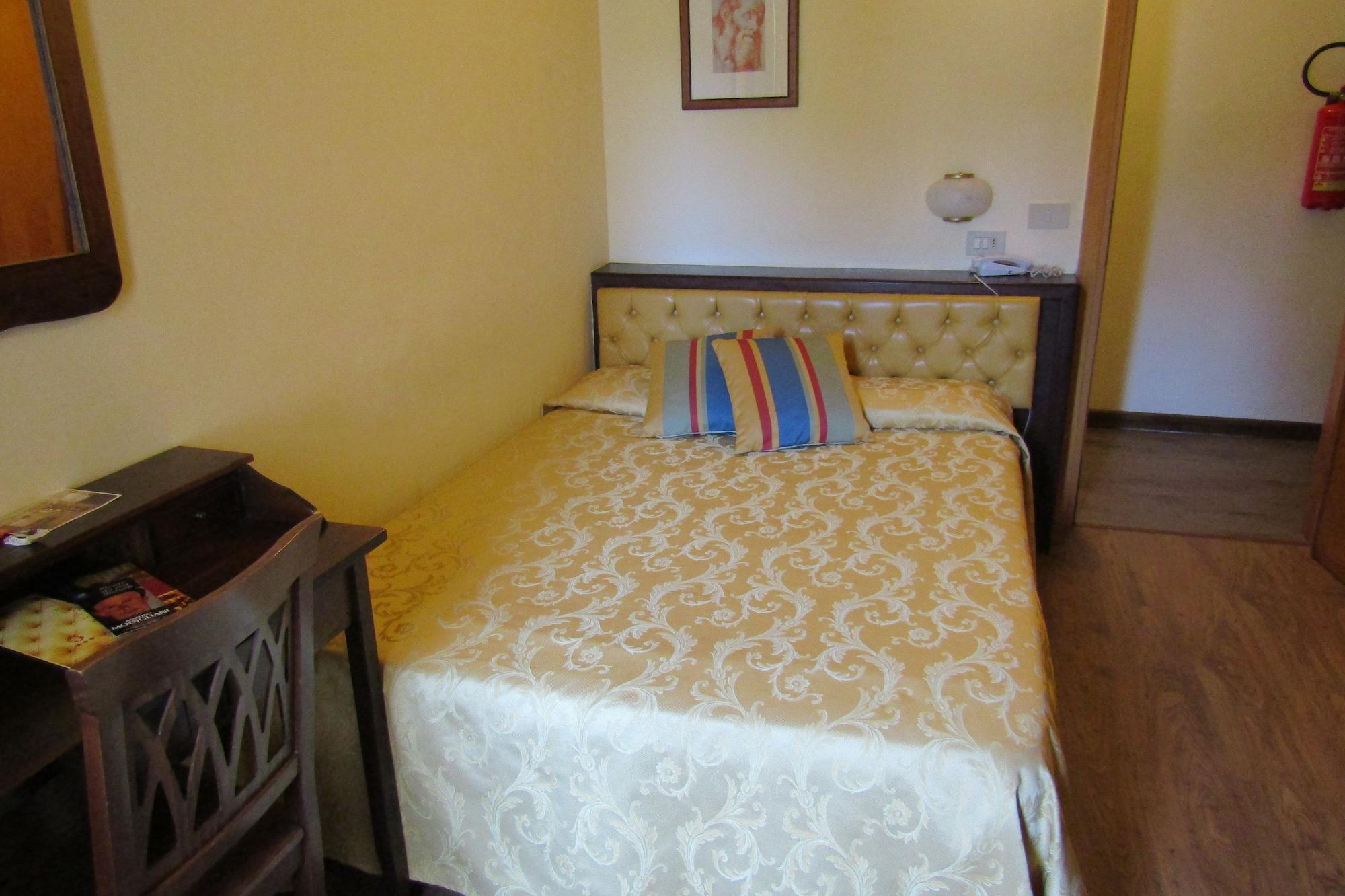 Hotel Minerva Пиза Екстериор снимка
